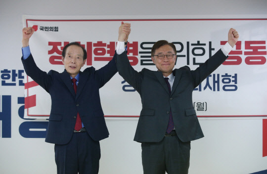 4일 국민의힘 소속으로 대선 경선중인 최재형 전 감사원장이 장기표 국민의힘 경남 김해을 당협위원장과 뜻을 같이하기로 했다면서 긴급기자회견을 열었다. 최재형 캠프 제공.